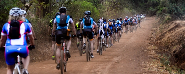 Mountainbikers fietsen over Afrikaanse zandweg
